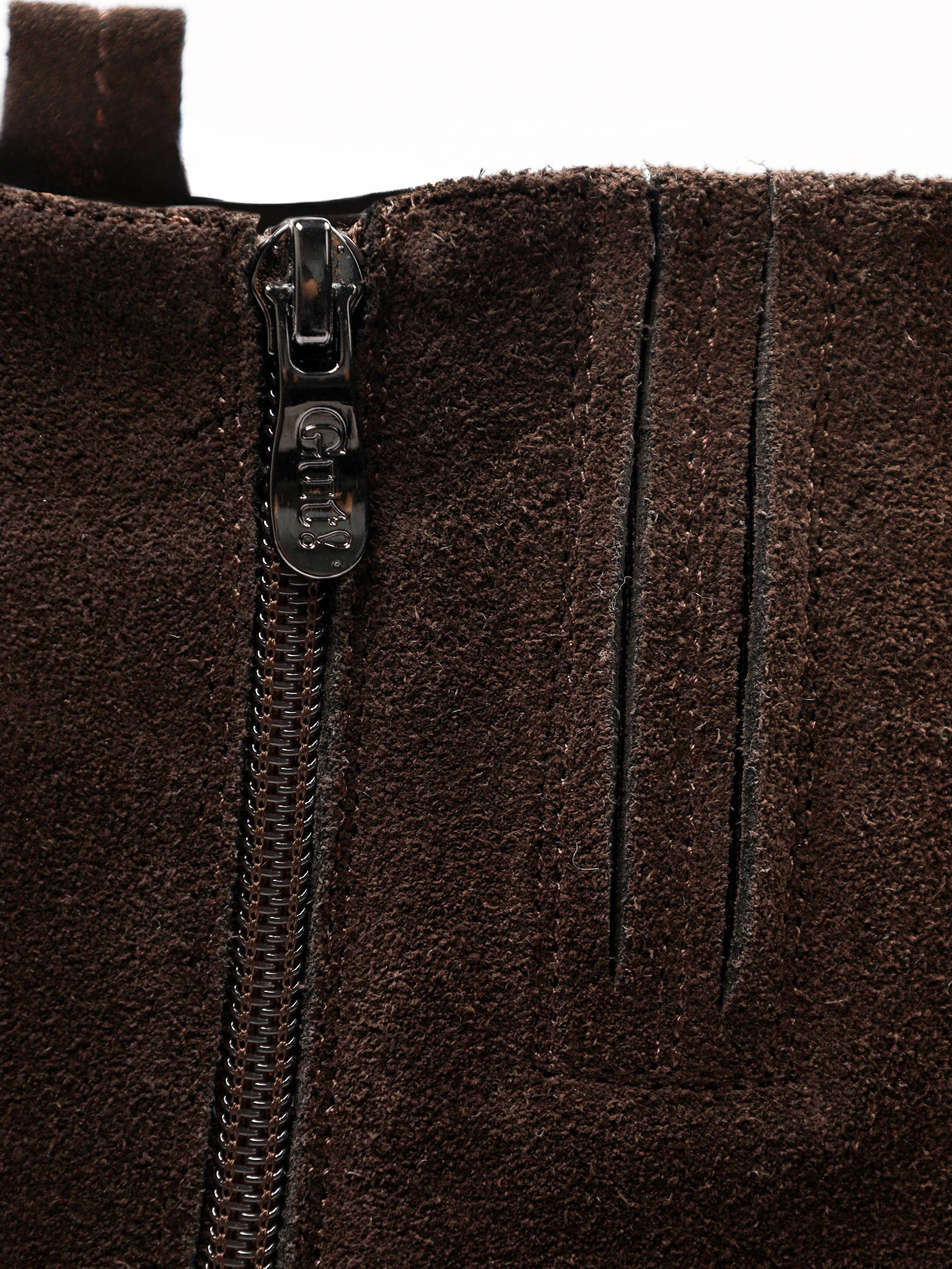 Сапоги коричневого цвета из натуральной замши на низком каблуке